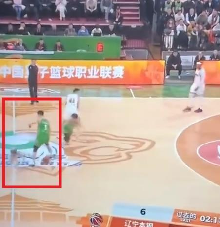 世界杯直播下载-什么情况？辽粤大战争议画面曝光 徐杰被撞倒 技术台人员竟鼓掌