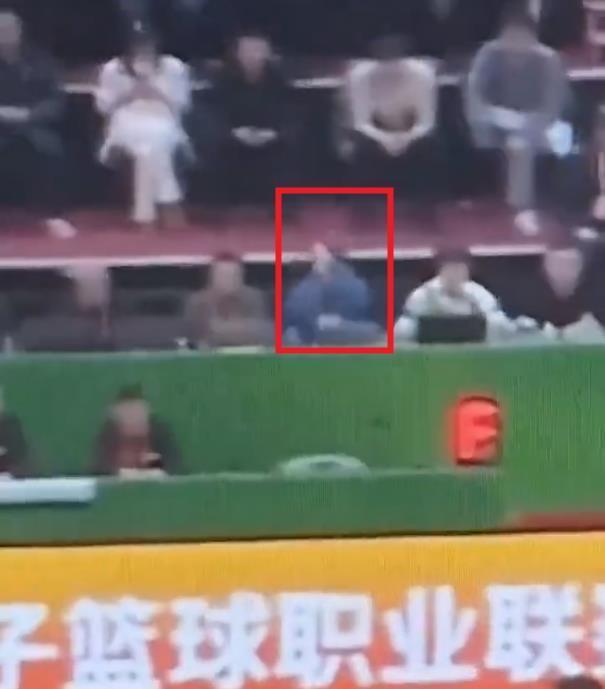 世界杯直播下载-什么情况？辽粤大战争议画面曝光 徐杰被撞倒 技术台人员竟鼓掌