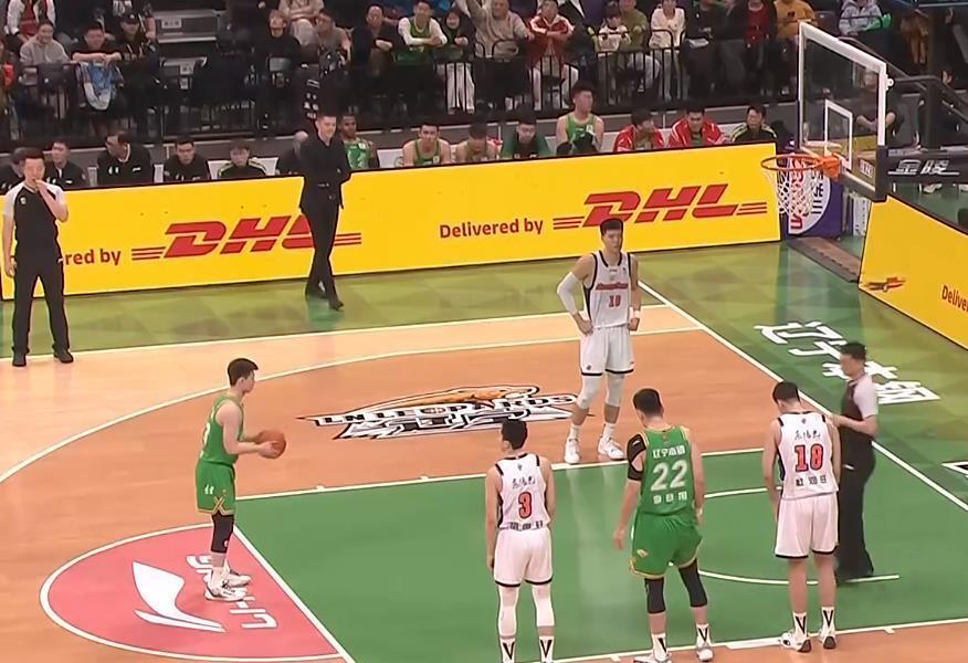 世界杯直播下载-什么情况？辽粤大战争议画面曝光 徐杰被撞倒 技术台人员竟鼓掌