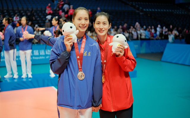 世界杯比赛回放-刁琳宇32岁生日闺蜜送上祝福！最后一舞推迟，重返国家队身兼两职|中国女排|二传|国际排联|郑益昕|教练_新浪体育_新浪新闻